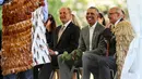 Senyum mantan Presiden AS, Barack Obama saat upacara penyambutan di Government House, Auckland, Selandia Baru, Kamis (22/3). Kunjungan ke Selandia Baru ini adalah kunjungan pertama kali dilakukan oleh Obama. (Simon Watts/Dept of Internal Affairs via AP)