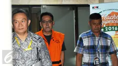 Direktur Utama PT Melati Technofo Indonesia, Fahmi Darmawansyah yang juga suami dari artis  Inneke Koesherawati  keluar dari Gedung KPK, Jakarta, Selasa (27/12). (Liputan6.com/Helmi Afandi)