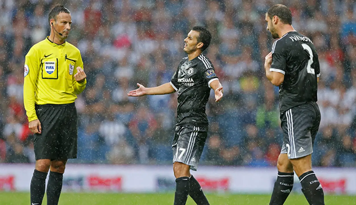 Pemain baru Chelsea, Pedro Rodriguez memprotes wasit saat laga Liga Premier Inggris melawan WBA di Stadion The Hawthorns, Inggris, Minggu (23/8/2015). Chelsea berhasil mengalahkan WBA 3-2. (Action Images via Reuters/Carl Recine)