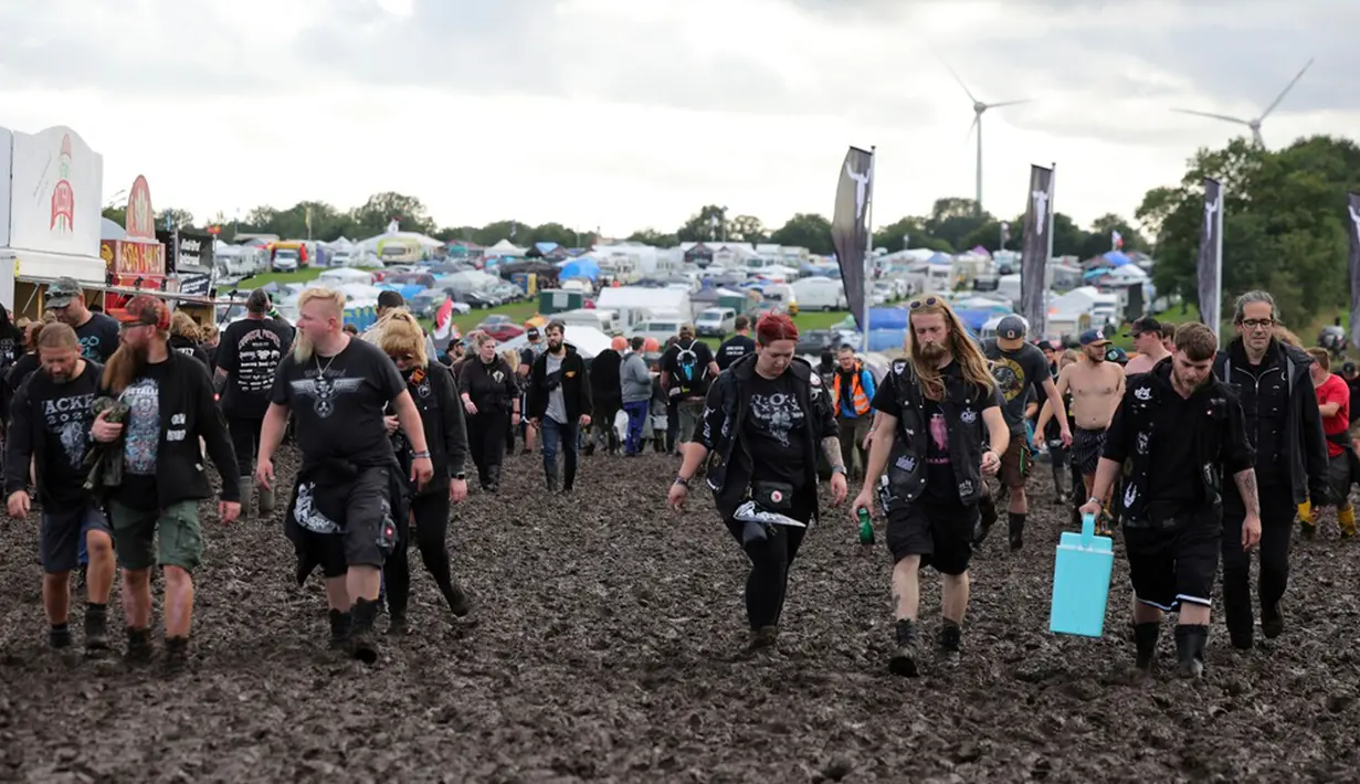 Penyelenggara terpaksa untuk menghentikan semua pendatang baru yang ingin menyaksikan Wacken Open Air akibat lokasi yang berlumpur. (Christian Charisius/dpa via AP)