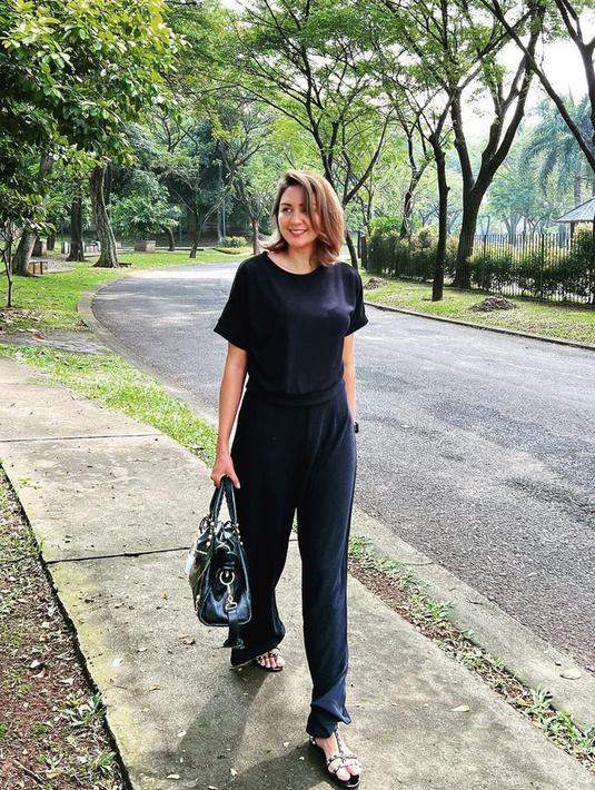 <p>Diet sehat Donna Agnesia banjir pujian dari netizen. Tak sedikit yang penasaran bagaimana ibu tiga anak ini menurunkan berat badannya hingga 6 kilogram. (Instagram/dagnesia)</p>
