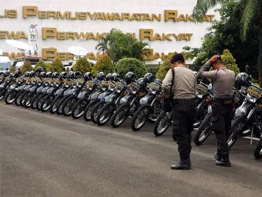 Motor petugas kepolisian berjaga di Kompleks Parlemen, Senayan, Jakarta, Jumat (25/11). Sebanyak 1.288 personel kepolisian bersiaga mengamankan gedung DPR/MPR terkait informasi unjuk rasa lanjutan yang dilakukan hari ini. (Liputan6.com/Johan Tallo)