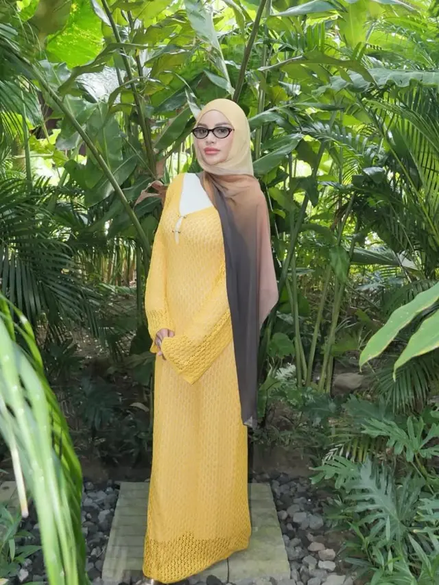 Aurel Hermansyah saat Liburan di Bali pakai dress kuning. [@aurelie.hermansyah]