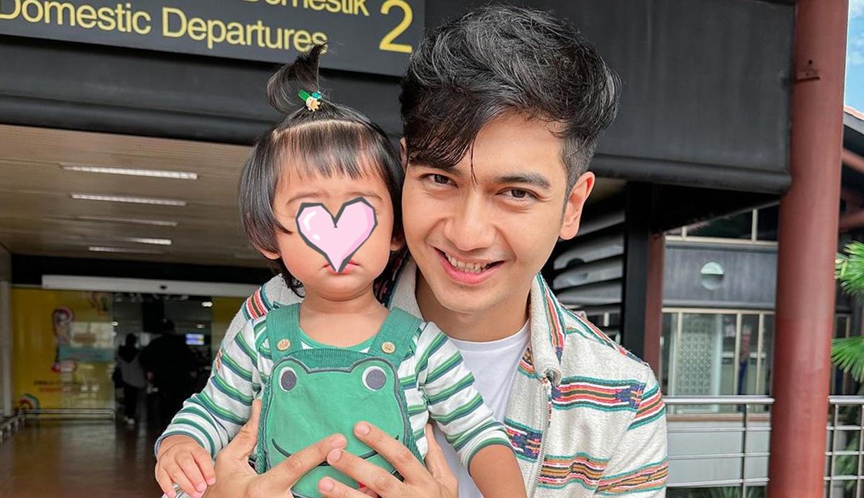 Soal Ria Ricis yang menuntut hak asuh anak, Teuku Ryan belum ada memberikan tanggapan. Cut Raifa Aramoana anak Ria Ricis dan Teuku Ryan lahir pada 26 Juli 2022 di RSIA Bina Medika. Pada Juli 2024 mendatang, Moana genap berusia 2 tahun. Sejak kabar keretakan rumah tangga berhembus pada April 2023, Moana lebih sering terlihat bersama dengan Ria Ricis. (Liputan6.com/IG/@teukuryantr)