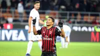 Pemain AC Milan, Carlos Bacca merayakan golnya ke gawang Cagliari pada lanjutan Serie A di San Siro stadium, Milan (8/1/2017). AC Milan menang 1-0. (EPA/Matteo Bazzi)