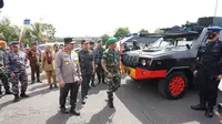 Panglima Kodam (Pangdam) V Brawijaya Mayjen TNI Nurchahyanto dan Kapolda Jatim Irjen Toni Harmanto, memimpin gelar pasukan TNI-Polri. (Istimewa)