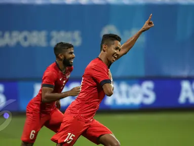 Bek timnas Singapura U-23, Sheikh Abdul Hadi (kanan) berlari merayakan golnya ke gawang Filipina U-23 dalam laga perdana grup A Sea Games 2015 di Stadion Jalan Besar, Singapura, Senin (1/6/2015). Singapura unggul 1-0. (Liputan 6.com/Helmi Fithriansyah)