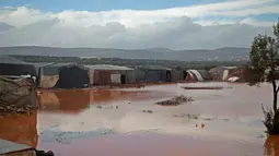 Pemandangan banjir yang menggenangi lokasi pengungsian di Kamp Cordoba, Batabu, Idlib, Suriah, Rabu (16/1). Banjir menggenangi tenda-tenda pengungsian mereka. (Aaref Watad/AFP)