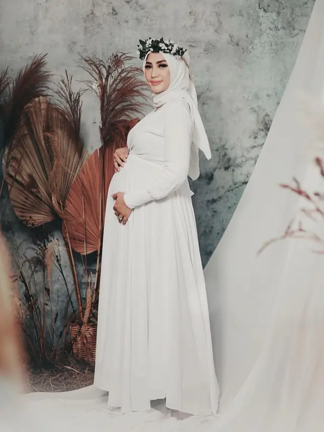 6 Potret Maternity Yulita MasterChef, Anggun dengan Floral Head