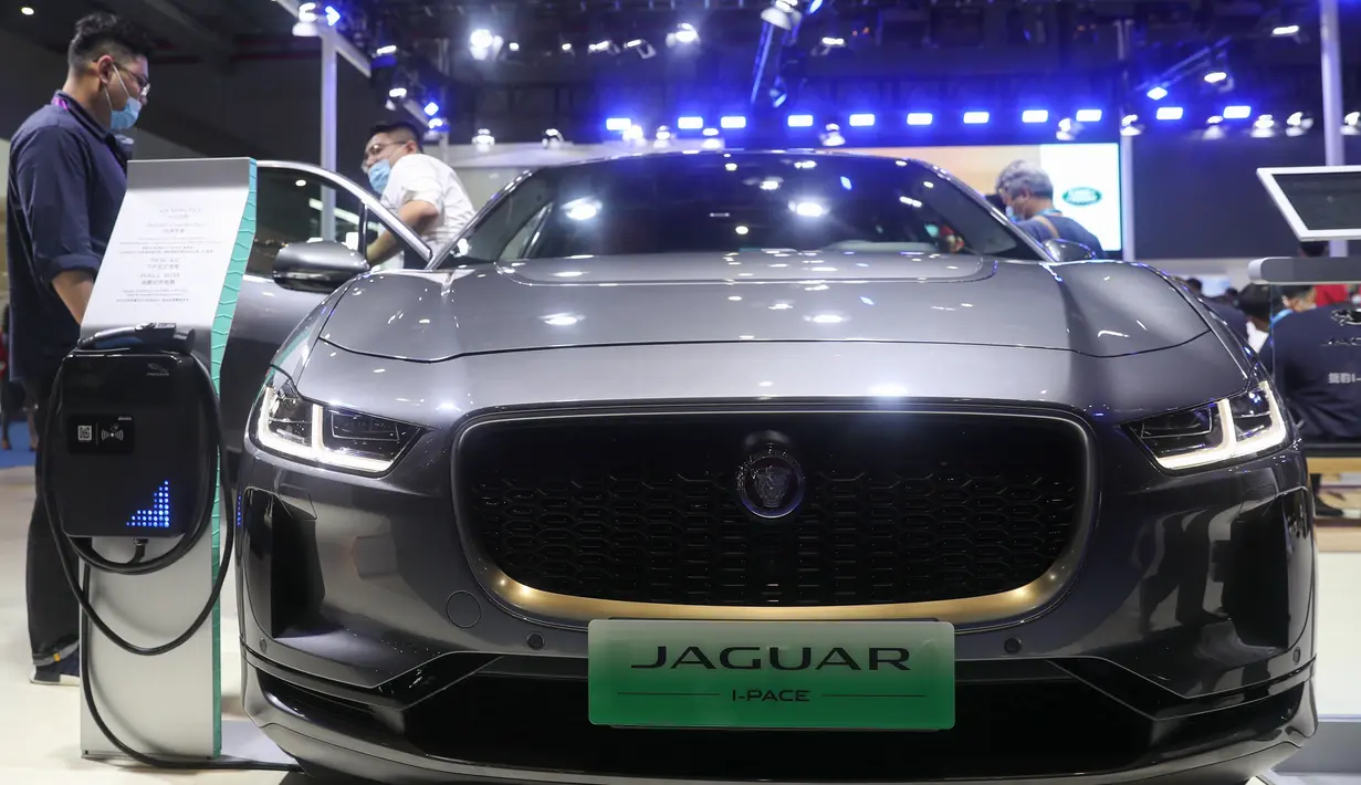 Sebuah mobil listrik Jaguar I-PACE terlihat di area pameran Automobile selama gelaran Pameran Impor Internasional China (China International Import Expo/CIIE) ketiga di Shanghai, China timur, pada 6 November 2020. CIIE tahun ini akan berlangsung 5-10 Novemver. (Xinhua/Ding Ting)
