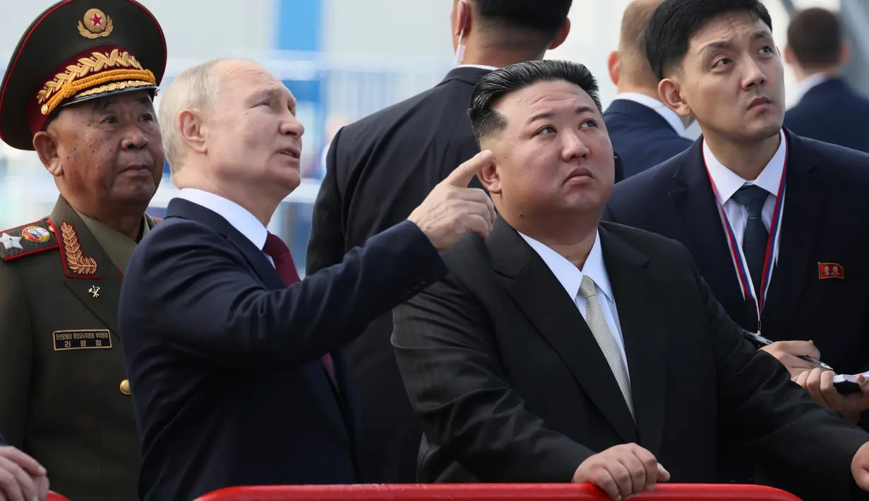 Presiden Rusia Vladimir Putin dan pemimpin Korea Utara Kim Jong Un memeriksa landasan peluncuran selama pertemuan mereka di kosmodrom Vostochny di luar kota Tsiolkovsky, sekitar 200 kilometer (125 mil) dari kota Blagoveshchensk di wilayah timur jauh Amur, Rusia, pada Rabu, 13 September 2023. (Mikhail Metzel, Sputnik, Kremlin Pool Photo via AP)