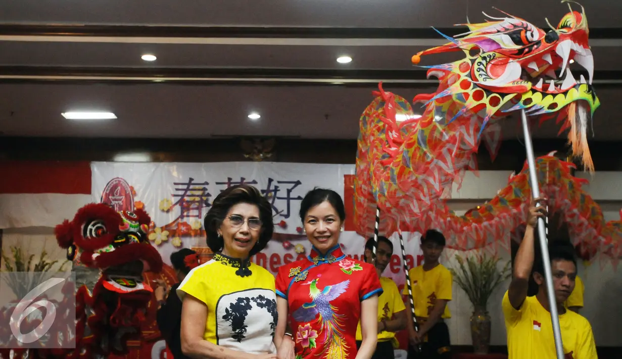 Madame Xie Feng (kiri) berfoto bersama saat pesta perayaan Tahun Baru Imlek 2567 di Jakarta, Kamis (18/2/2016). Pesta perayaan dihadiri 200 anggota Womens Internasional Club serta staff perempuan di kedutaan. (Liputan6.com/Helmi Fithriansyah)