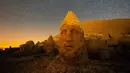 Patung kepala batu besar di situs arkeologi Gunung Nemrut, Adiyaman, Turki, 17 September 2021. Situs arkeologi Gunung Nemrut ditetapkan menjadi Situs Warisan Dunia UNESCO sejak tahun 1987. (YASIN AKGUL/AFP)