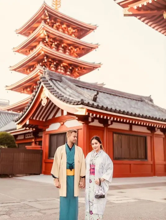 Kala liburan di Jepang bersama suami, Nagita Slavina tampil anggun berbalut kimono warna ungu.  [@raffinagita1717].