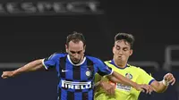Bek Inter Milan, Diego Godin berebut bola dengan pemain Getafe, Jaime Mata pada pertandingan babak 16 besar Liga Europa di Veltins-Arena di Gelsenkirchen, Jerman, Rabu, (5/8/2020). Inter menang 2-0 atas Getafe dan melaju ke perempat final.  (AP Photo/Ina Fassbender)
