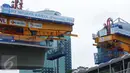 Salah satu pekerja mengamati bentangan jembatan box girder untuk flyover simpang susun Semanggi, Selasa (7/3). Secara keseluruhan akan terpasang 295 box girder di Simpang Susun Semanggi. (Liputan6.com/Helmi Fithriansyah)