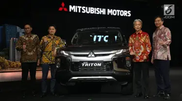 (Kiri-Kanan) Director of Sales & Marketing Division PT MMKSI Irwan Kuncoro, President Director of PT MMKSI Naoya Nakamura, Program Director of MMC Koichi Namiki, Director of Product Strategy Division PT MMKSI Ryoichi Inaba saat Mitsubishi Triton Tribute Night, Jakarta, (2/7). (Liputan6.com/HO/Yogi)