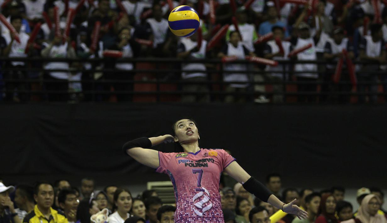 Pevoli PGN Popsivo, Amalia Fajrina, melakukan servis saat melawan Jakarta Pertamina Energi pada final Proliga 2019 di GOR Among Rogo, Yogyakarta, Sabtu (23/2). Popsivo menang 3-2 atas Pertamina. (Bola.com/Yoppy Renato)