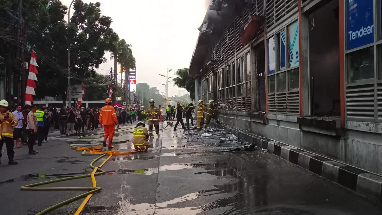 Kebakaran melanda Halte Transjakarta Tendean, Jakarta Selatan, Senin (14/8/2023).