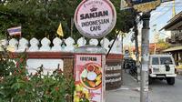 Penampakan Sanjan Indonesian Cafe, rumah makan yang menyuguhkan cia rasa makanan Indonesia di Chiang Mai, Thailand. (Bola.com/Muhammad Adi Yaksa)