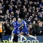 Gelandang Chelsea, Eden Hazard, melakukan selebrasi usai membobol gawang Bournemouth pada laga Piala Liga Inggris di Stadion Stamford Bridge, Kamis (20/12). Chelsea menang 1-0 atas Bournemouth. (AP/Alastair Grant)