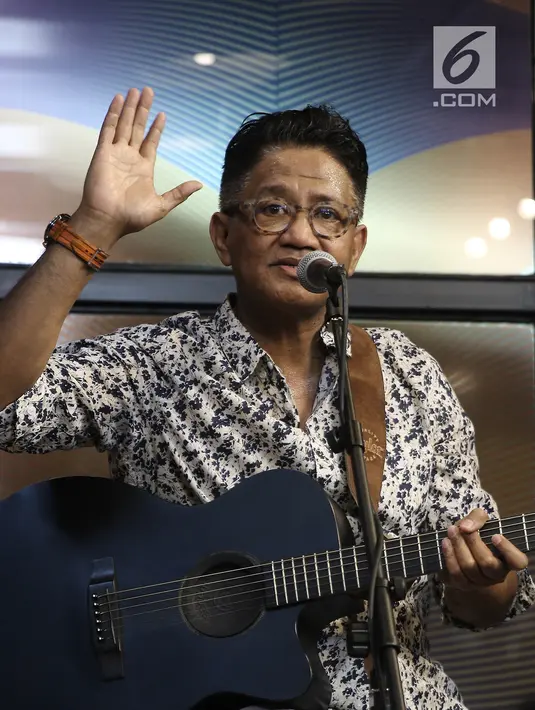 Penyanyi legendaris Andre Hehanusa saat tampil dalam #KLYLounge di Kantor KLY, Jakarta, Jumat (14/9). Selama 30 menit, Nyong Ambon ini berbagi kisah dan melantunkan suara indahnya untuk para penggemar. (Liputan6.com/Herman Zakharia)