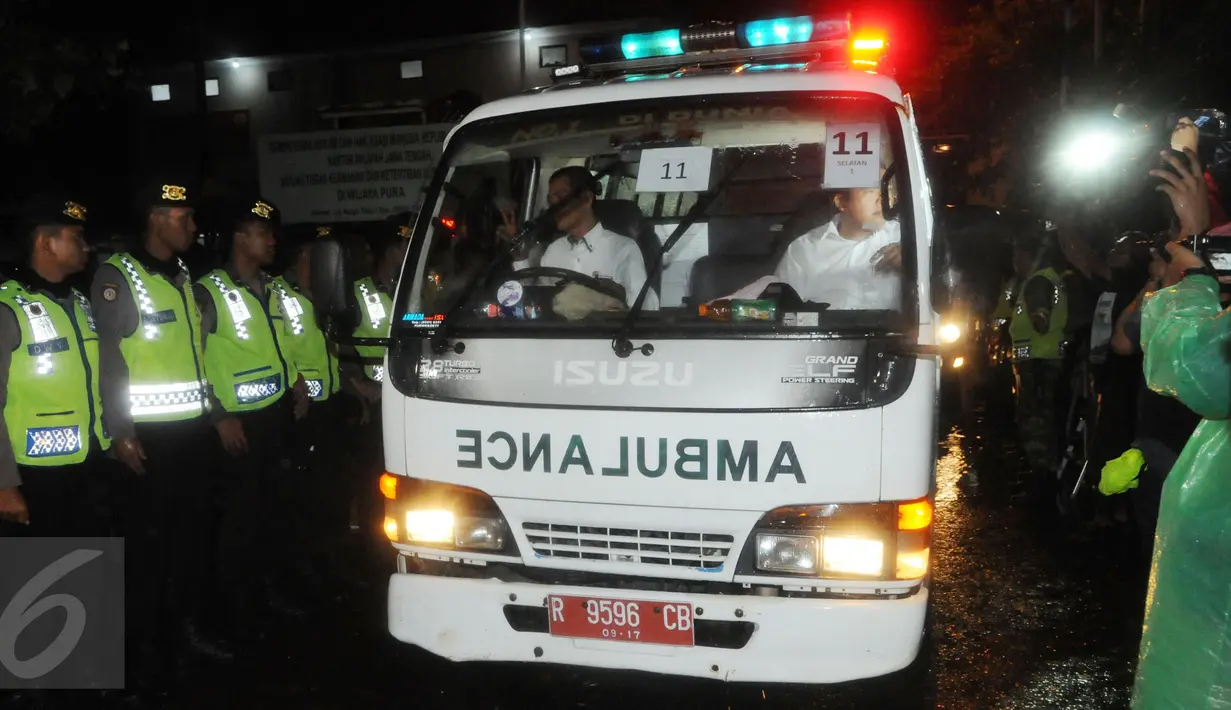 Ambulans yang membawa jenazah terpidana mati keluar dari dermaga Wijayapura, Cilacap, Jawa tengah,Jumat (29/7). Menurut informasi, Ambulans bernomor 11 mengangkut jenazah Seck Osmane. (Liputan6.com/Helmi Afandi) 