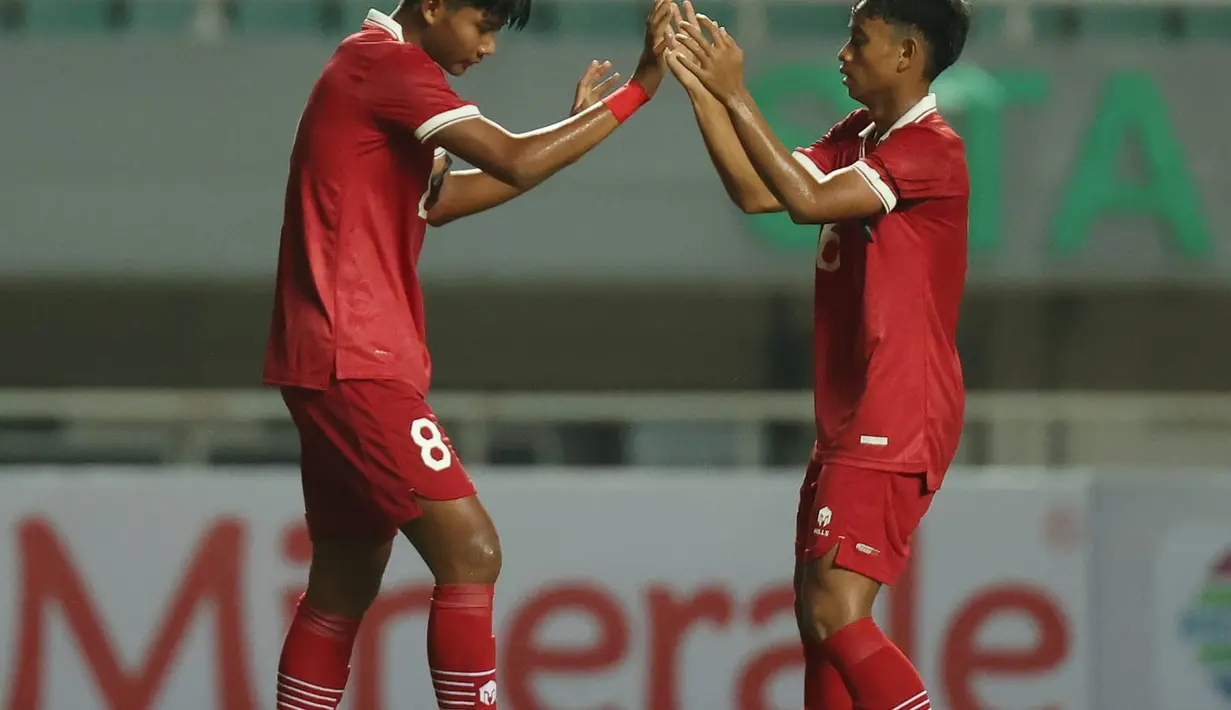 <p>Pemain Timnas Indonesia U-17, Arkhan Kaka Putra berselebrasi dengan rekan setimnya setelah mencetak gol ke gawang Guam dalam laga Kualifikasi Piala Asia U-17 2023 Grup B di Stadion Pakansari, Cibinong, Kabupaten Bogor, Jawa Barat, Senin (3/10/2022). Meski tanpa suporter, Indonesia memulai laga dengan sangat baik. (FOTO: Dok. PSSI)</p>