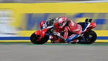 Pembalap MotoGP asal Spanyol dari tim Honda HRC Castrol, Aleix Espargaro, mengikuti sesi latihan menjelang Grand Prix MotoGP Valencia di Sirkuit Ricardo Tormo, Cheste, pada 14 November 2025. (JAVIER SORIANO/AFP)