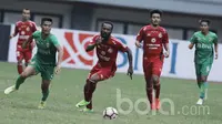 Pemain Semen Padang, Didier Zokora, saat laga melawan Bhayangkara FC pada laga lanjutan Liga 1 Indonesia di Stadion Patriot, Bekasi, Sabtu (20/05/2017). Bhayangkara FC menang 1-0. (Bola.com/M Iqbal Ichsan)