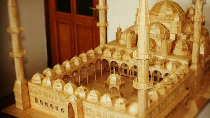 Seniman Bangun Miniatur Masjid Pakai 15 Ribu Stik Es Krim