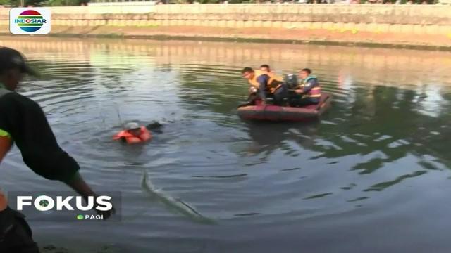 Diduga hendak menolong temannya yang akan tenggelam saat berenang di kali, seorang bocah justru hilang dan tenggelam di Kali Banjir Kanal Barat, Tambora, Jakbar.