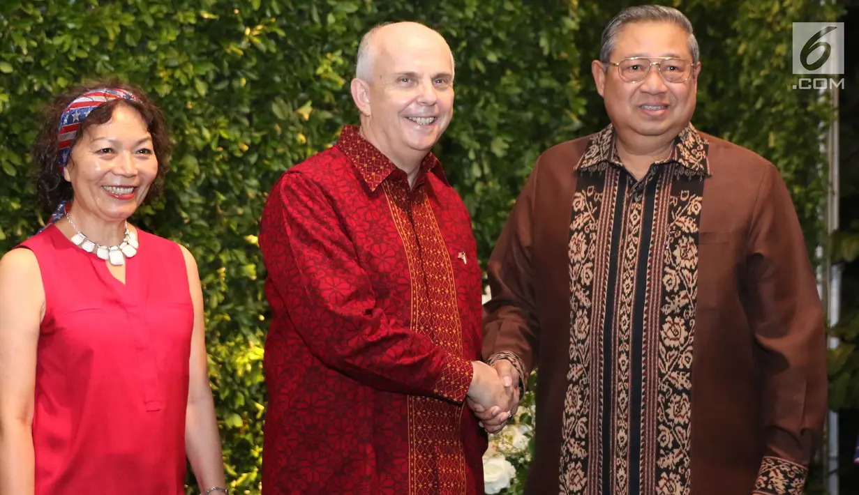 Dubes Amerika Serikat untuk Indonesia Joseph R. Donovan Jr berjabat tangan dengan Presiden RI ke 5 Susilo Bambang Yudhoyono ketika menghadiri Perayaan HUT ke-241 Amerika Serikat di kediaman Dubes AS, Jakarta, Kamis (27/7). (Liputan6.com/Angga Yuniar)