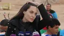 Dilansir dari US Magazine, Angelina Jolie pun membeberkan bahwa kedua anaknyalah yang meminta ikut dalam momen tersebut. (KHALIL MAZRAAWI / AFP)