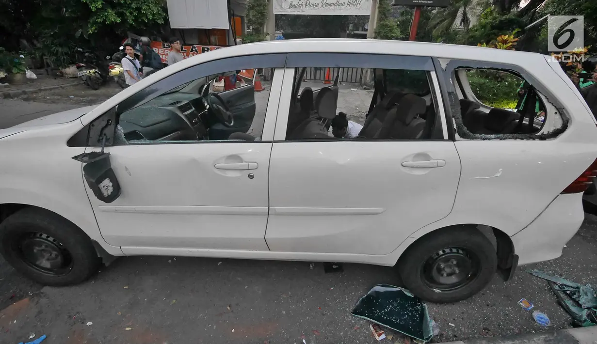Mobil rusak pascakerusuhan di sekitaran wilayah MH. Thamrin, Jakarta, Kamis (23/5/2019). Aksi unjuk rasa itu dilakukan menyikapi putusan hasil rekapitulasi nasional Pemilu serentak 2019. (Liputan6.com/Herman Zakharia)