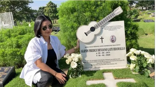 6 Momen Mutia Ayu Ziarah ke Makam Glenn Fredly, Kenang Satu Tahun Meninggalnya