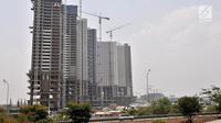 Kendaraan melintasi salah satu tower Apartemen Meikarta, Cikarang, Bekasi, Kamis (11/10). KPK menetapkan Bupati Bekasi Neneng Hasanah dan Direktur Operasional Lippo Group Billy Sindoro tersangka suap perizinan proyek Meikarta. (Merdeka.com/Iqbal Nugroho)