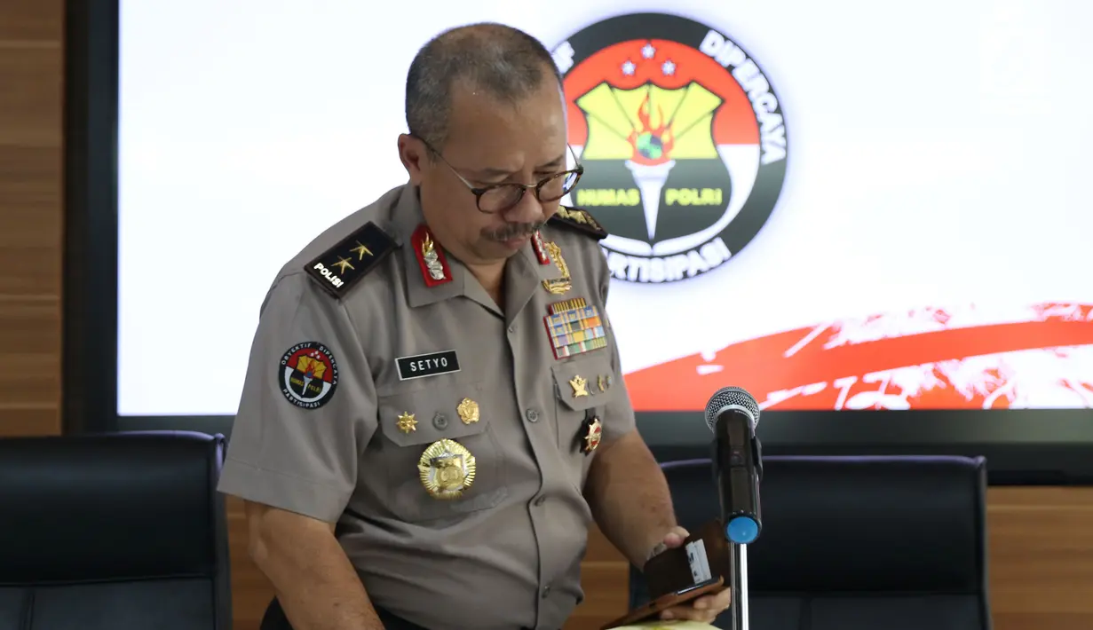 Kadiv Humas Mabes Polri Irjen Setyo Wasisto bersiap memberi keterangan di Jakarta, Minggu (13/5). Keterangan terkait penangkapan empat terduga teroris di kawasan Terminal Pasirhayam, Cianjur, Jawa Barat. (Liputan6.com/Helmi Fithriansyah)