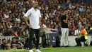 Manajer Manchester City, Pep Guardiola  dan pelatih Barcelona Xavi Hernandez berdiri di garis samping saat sebuah laga amal di Stadion Camp Nou, Kamis (25/8/2022) dinihari WIB. Laga ini berlangsung menarik karena mempertemukan sang guru dan murid yaitu Pep Guardiola selaku pelatih Man City dan Xavi Hernandes pelatih Barcelona. (AP Photo/Joan Monfort)