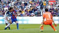 Proses terjadinya gol penyerang Barcelona, Lionel Messi, ke gawang Deportivo pada laga La Liga di Stadion Nou Camp, Barcelona, Sabtu (15/10/2016). Barcelona menang 4-0 atas Deportivo. (Reuters/Albert Gea)