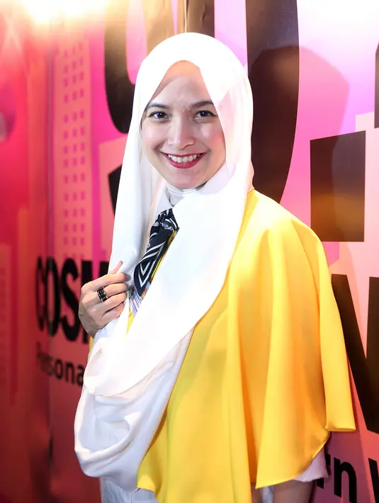 Tidak disangka-sangak artis yang sering berpenampilan seksi. Andhara Early memutuskan berhijab setelah bangun dari tidurnya. Hidayah datang setalah bangun tidur dan langsung menutup auratnya sejak tiga tahun silam. (Nurwahyunan/Bintang.com)