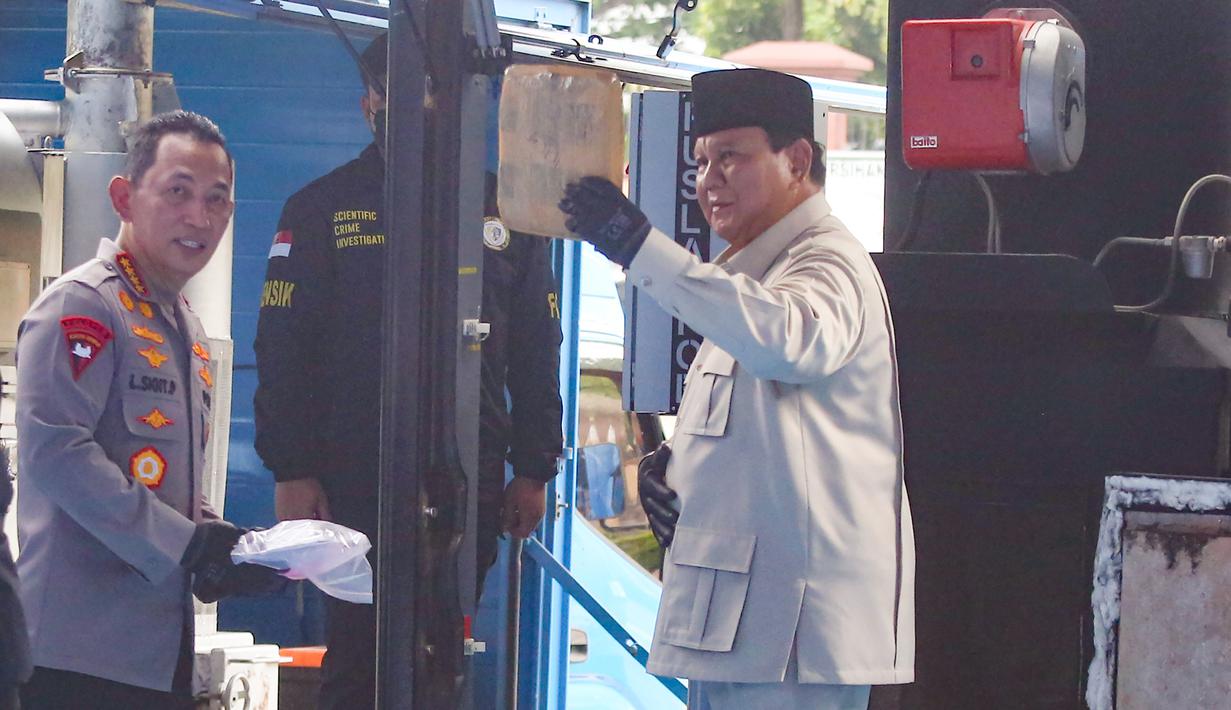 Presiden Prabowo Subianto (kanan) didampingi Kapolri Jenderal Listyo Sigit Prabowo sebelum memusnahkan barang bukti narkoba sitaan Kepolisian Republik Indonesia ke dalam mesin penghancur, di Lapangan Bhayangkara, Mabes Polri, Rabu (29/10/2025). Kapolri Jenderal Listyo Sigit Prabowo mengaku kehadiran Presiden Prabowo merupakan di luar ekspektasi. (merdeka.com/Arie Basuki)