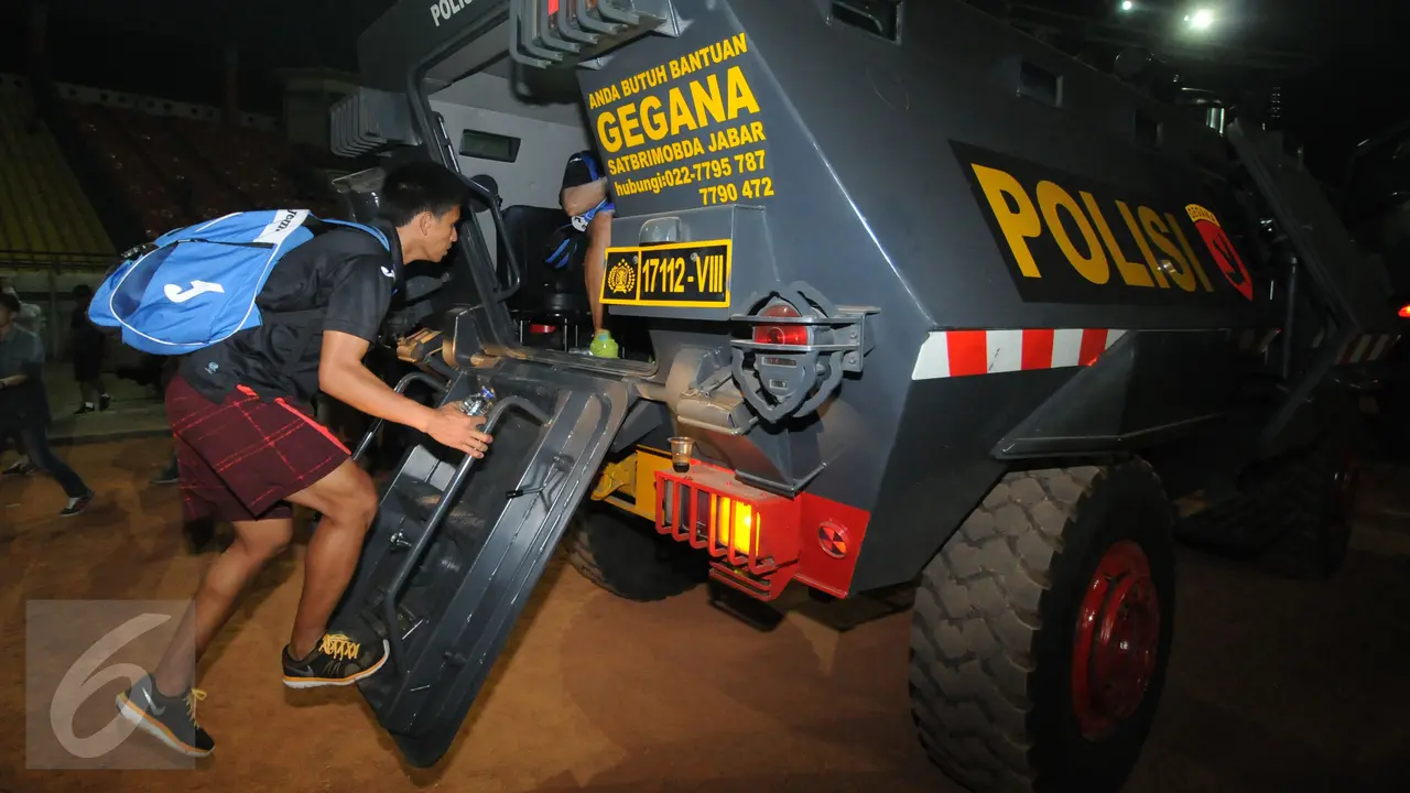 20151011-Mitra Kukar Naik Mobil Gegana-Bandung