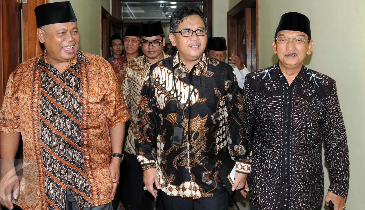 Sekjen Partai Demokrasi Indonesia Perjuangan (PDIP) Hasto Kristiyanto (tengah) disambut sejumlah ketua DPP sowan di Gedung PBNU, Jakarta, (8/1). Kedatangannya untuk mengundang Ketua Umum PBNU Said Aqil Siradj ke Rakernas PDIP. (Liputan6.com/Helmi Afandi)