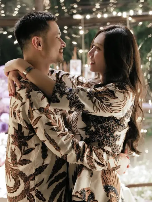 <p>Saat momen lamaran tersebut, kedua pasangan ini pun tampil serasi mengenakan atasan motif batik lengan panjang. @jessnolimit</p>