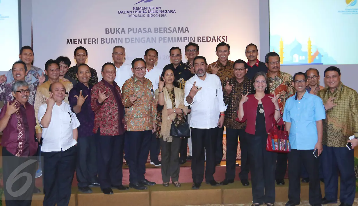Menteri BUMN, Rini Soemarno berfoto bersama usai acara buka bersama sejumlah pemimpin redaksi media, di Plaza Mandiri, Jakarta, Rabu (22/6). Acara tersebut juga dihadiri sejumlah petinggi perusahaan pelat merah. (Liputan6.com/Angga Yuniar)