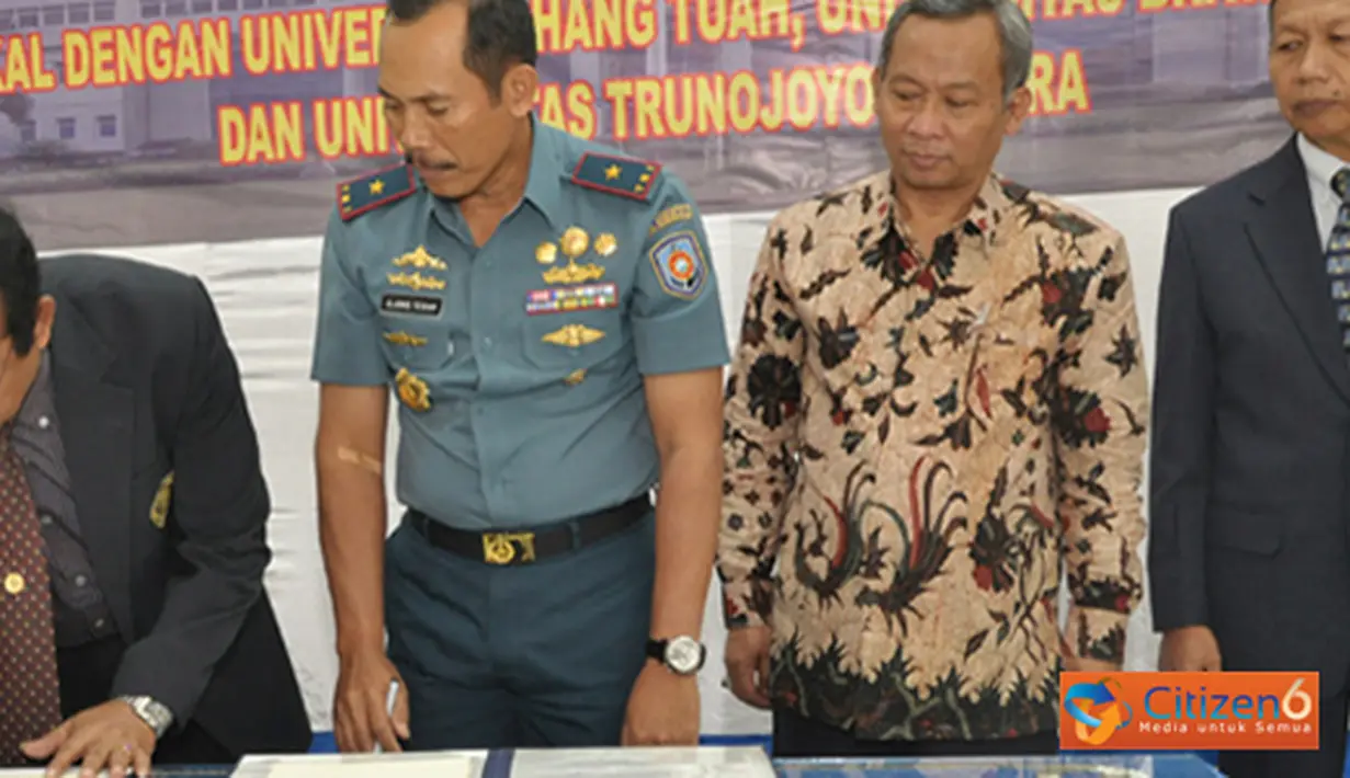 Citizen6, Surabaya:  Penandatanganan PKS oleh Kobangdikal Laksma TNI Djoko Teguh Wahojo dengan Rektor Unibraw Malang yang diwakili Pembantu Rektor I, di Joglo Moeljadi, Kesatrian Bumimoro, Kobangdikal, Surabaya, Rabu (27/6). (Pengirim: Kobangdikal).