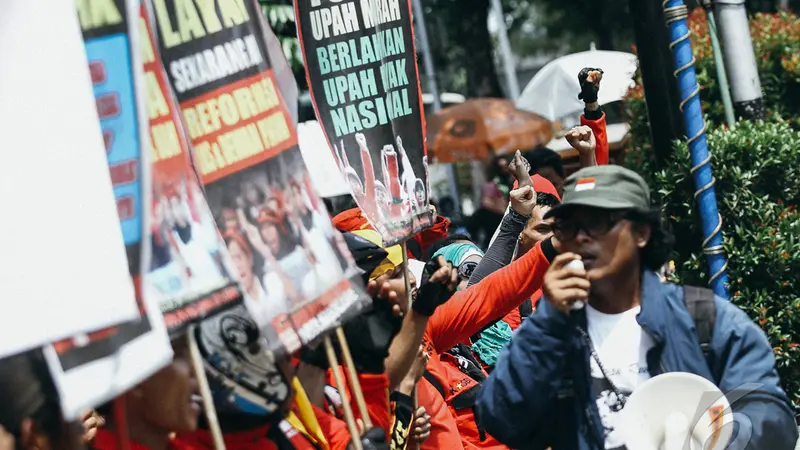 Aksi Buruh Tuntut Kenaikan Gaji di Balai Kota