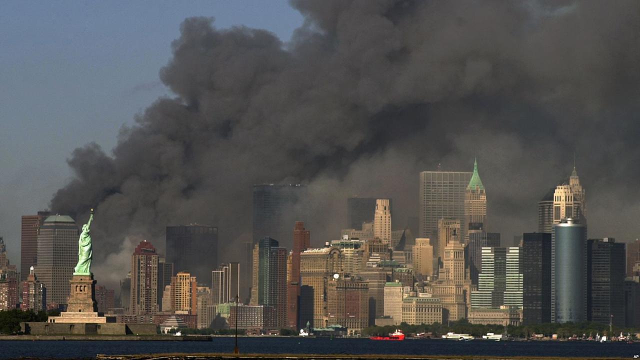 Manhattan, Kota New York pada saat tragedi 11 September 2001. Asap yang mengepul bersumber dari menara kembar World Trade Center sehabis dihantam dua pesawat, yang membuat kedua gedung runtuh (AP PHOTO)