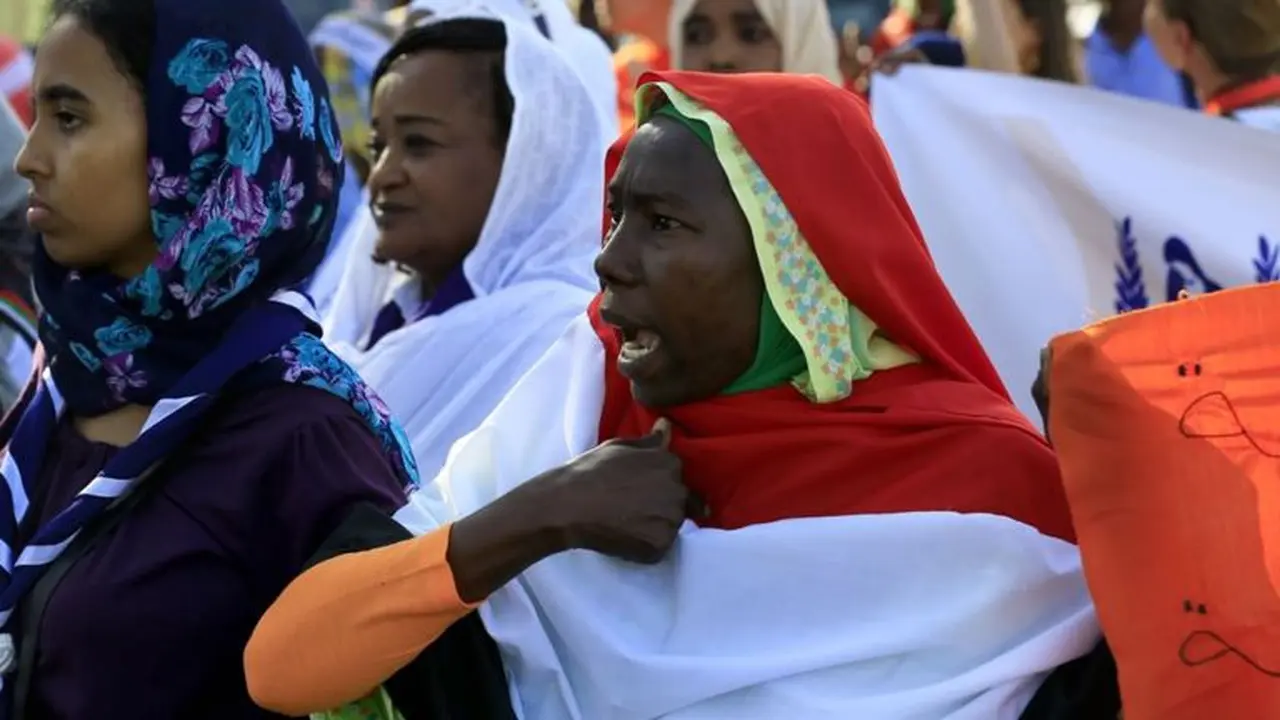 Wanita Sudan merayakan kebebasan diri dari aturan hukum yang mengikat.